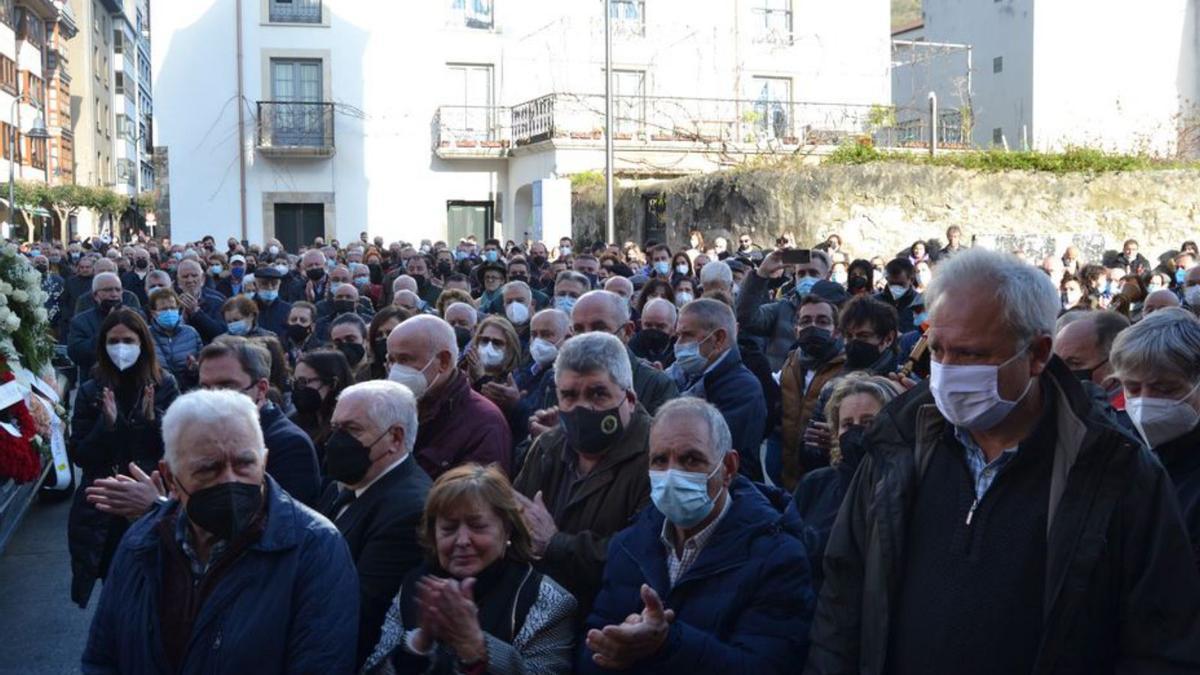 Asistentes al funeral, a las puertas del templo. | A. M. Serrano