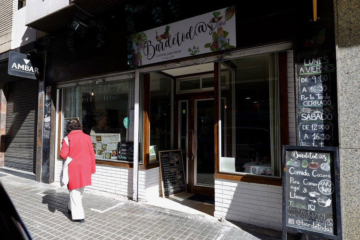 En imágenes | De todos, el bar del centro de Zaragoza que triunfa con comida casera para llevar a buen precio