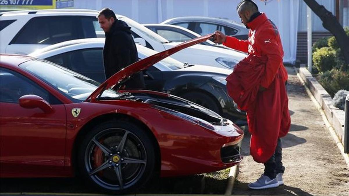 Arturo Vidal tuvo que ver qué le pasaba a su Ferrari