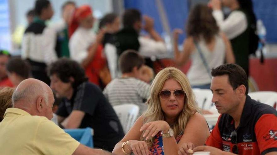 Comensales en la carpa de degustación de la Festa do Mexillón e do Berberecho. // Noé Parga