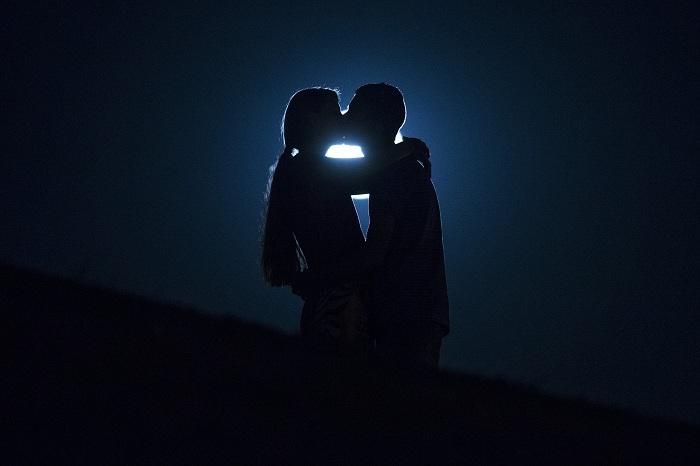 Pareja a la luz de la luna
