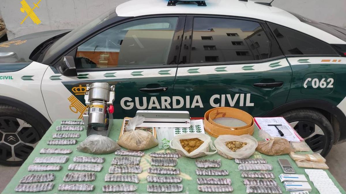 Imagen de la droga intervenida por la Guardia Civil en la finca de Burriana.