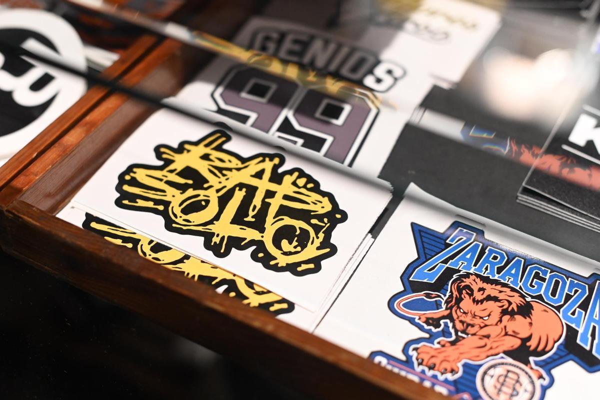 Los Violaldores del Verso inauguran su nueva tienda