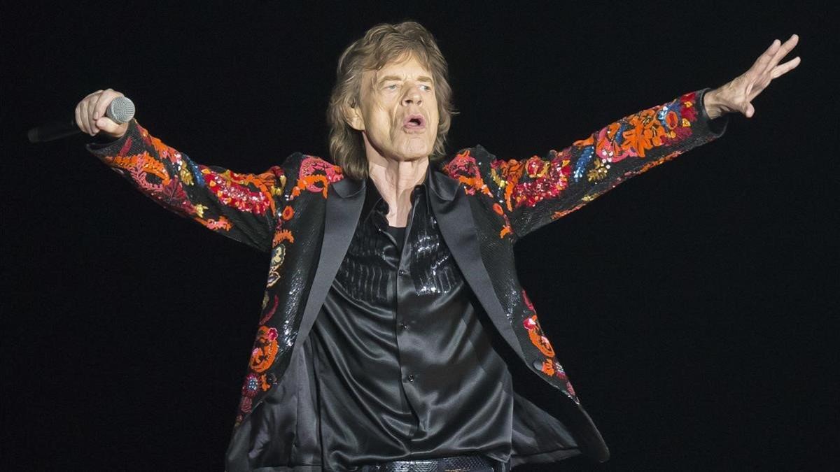 Jagger ya baila tras la operación de corazón