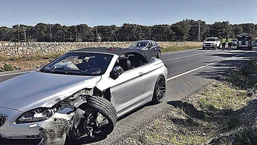 El BMW descapotable con una rueda destrozada tras el choque.