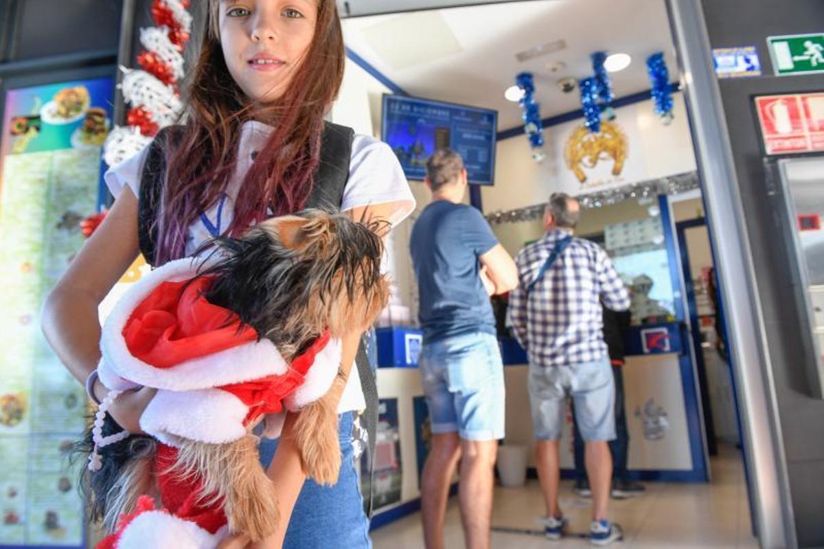 22-12-19  GRAN CANARIA. ZONA SUR. SAN BARTOLOME DE TIRAJANA. Seguimiento de la Loteria de Navidad en la Zona Sur, en la foto la Administracion de Loteria del Centro Comercial El Tablero que dio un 5º Premio. Fotos: Juan Castro.  | 22/12/2019 | Fotógrafo: Juan Carlos Castro