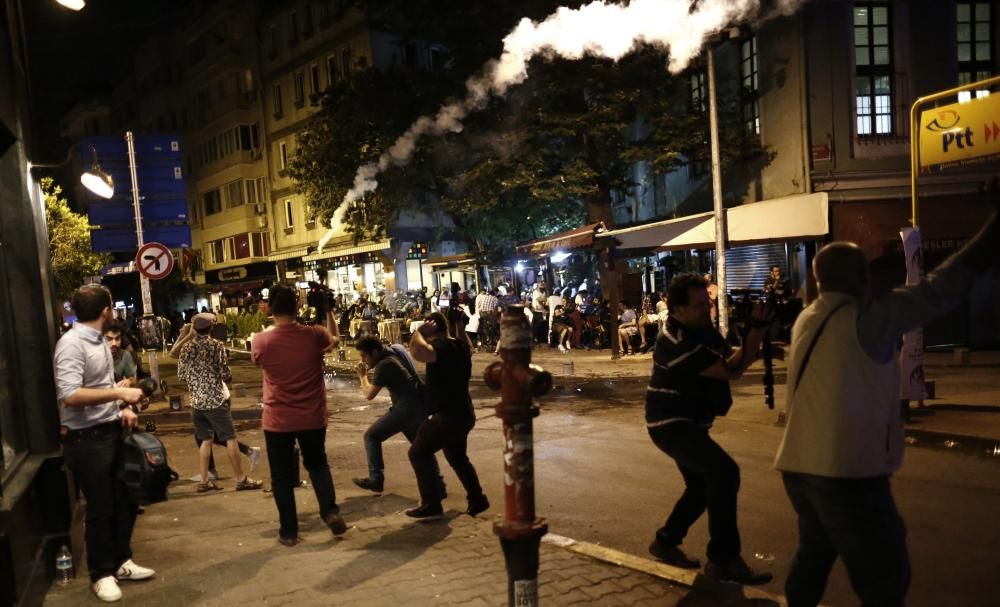 La policía dispersó con cargas de gas lacrimógeno una manifestación en Estambul que protestaba por la agresión, el jueves, a los asistentes a una fiesta de seguidores del grupo de música Radiohead.