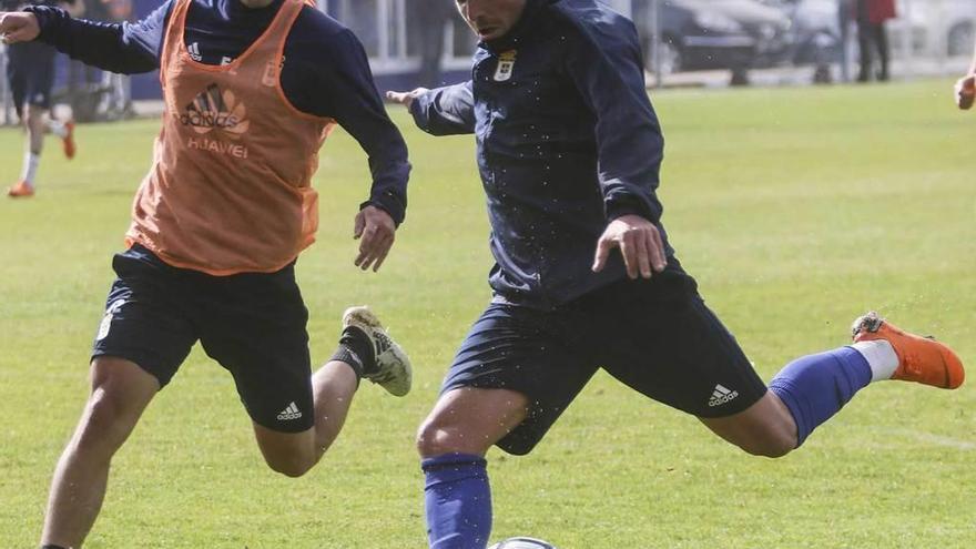 Aarón golpea en presencia del juvenil Jose en el partidillo de ayer.