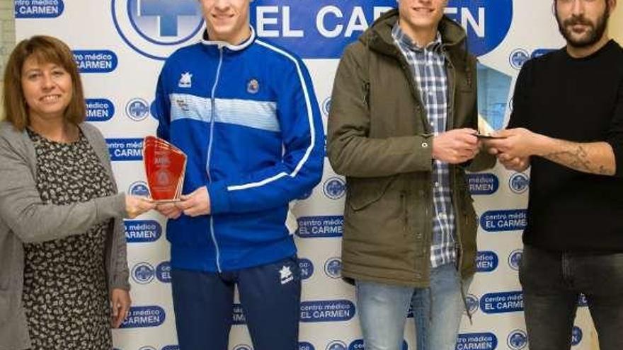 Los dos jugadores premiados, con sus trofeos.