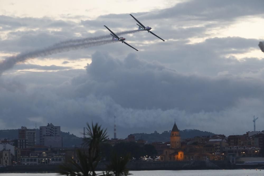 El cielo nocturno de Gijón se llena de luz la víspera del Festival Aéreo