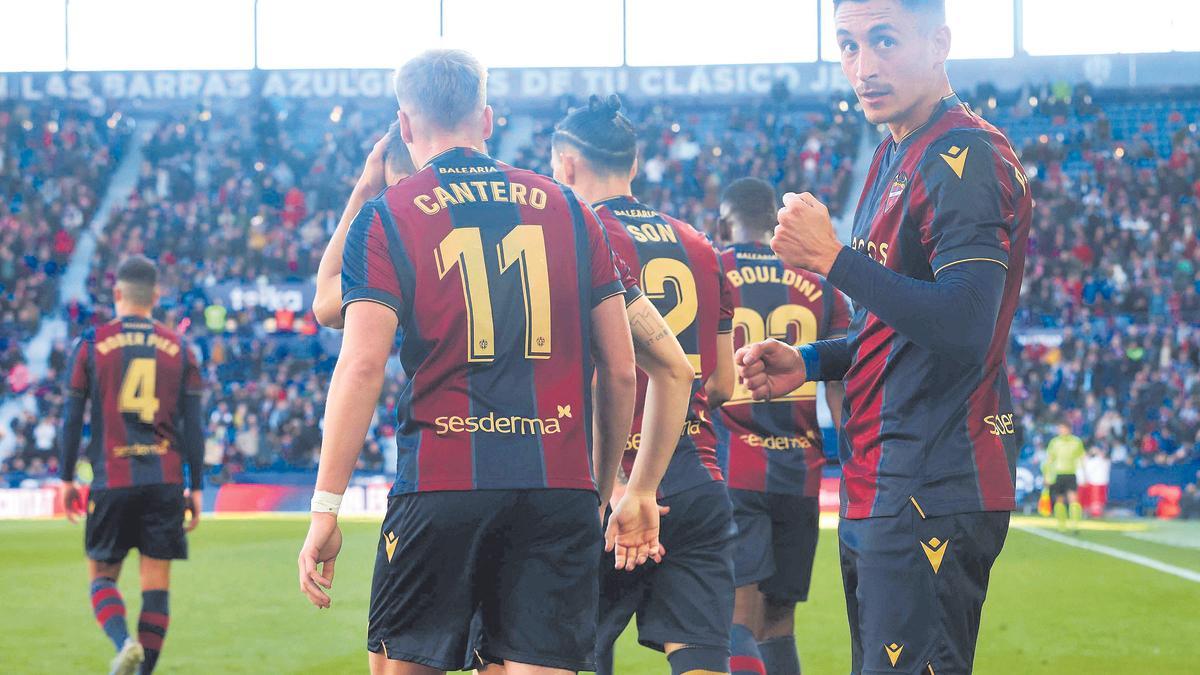 Pablo celebrando un gol ante el Lugo