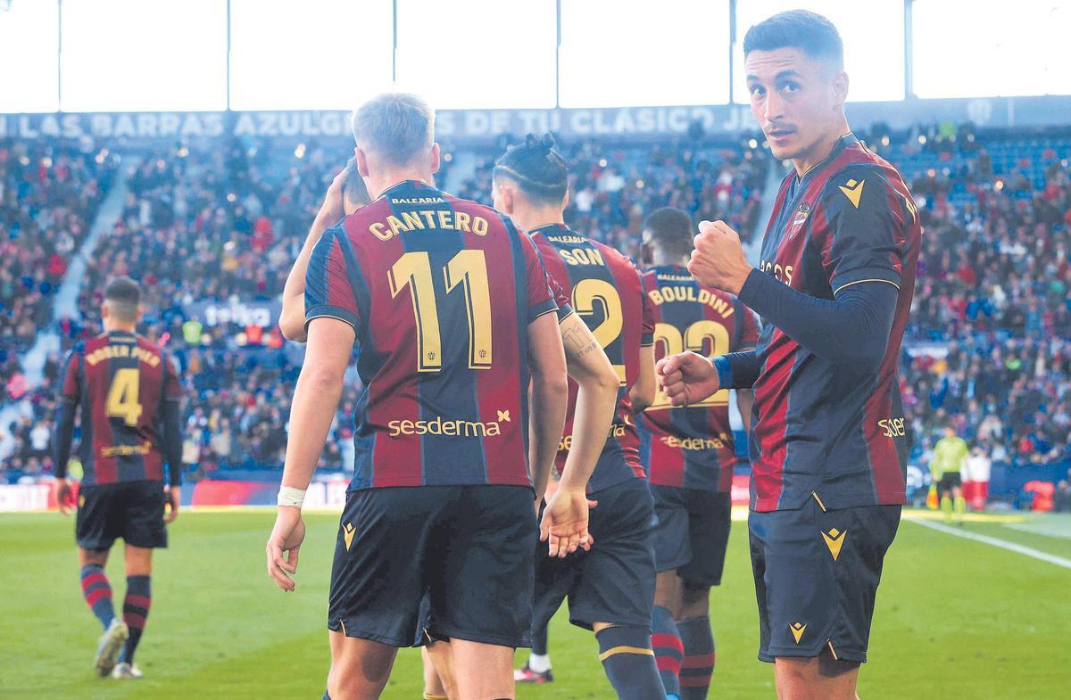 Pablo celebrando un gol ante el Lugo