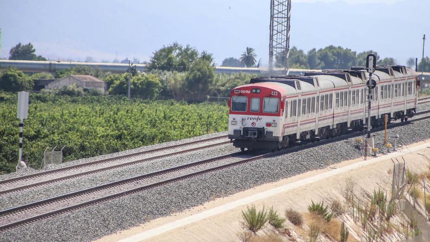 Renfe programa 5.600 plazas extra entre Alicante y Murcia por el Bando de la Huerta