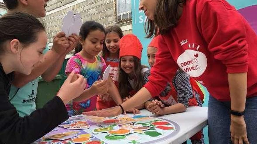 Escolares del centro participando en una de las actividades. // FdV