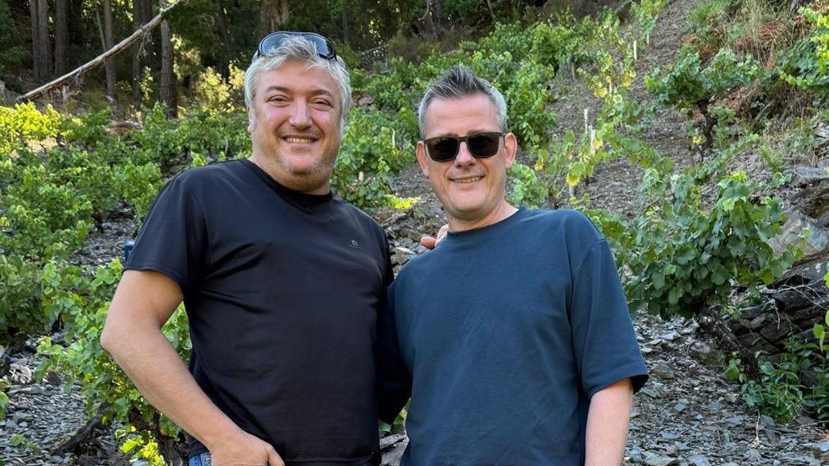 Lalo Méndez posa con Santi Rivas en una viña heroica de Ibias.