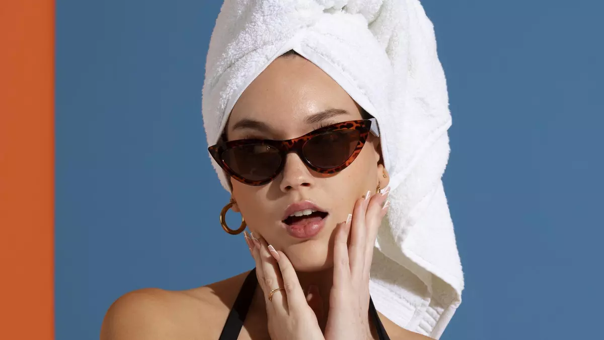 Hemos encontrado un bálsamo labial con SPF 50 por 9 € que lo hace todo: protege, da volumen e incluso combate las arrugas