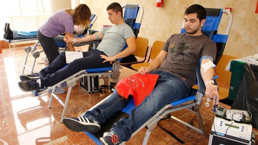 Unos jóvenes donan sangre