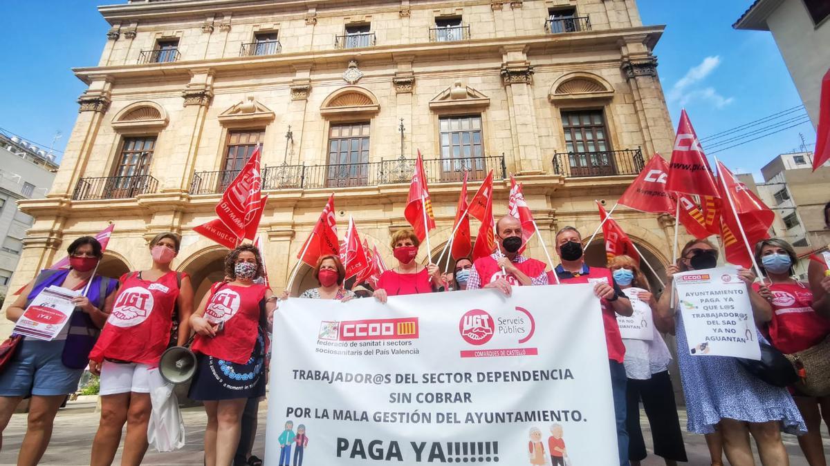 Manifestación de las trabajadoras de la ayuda a domicilio por el impago del Ayuntamiento de Castelló.