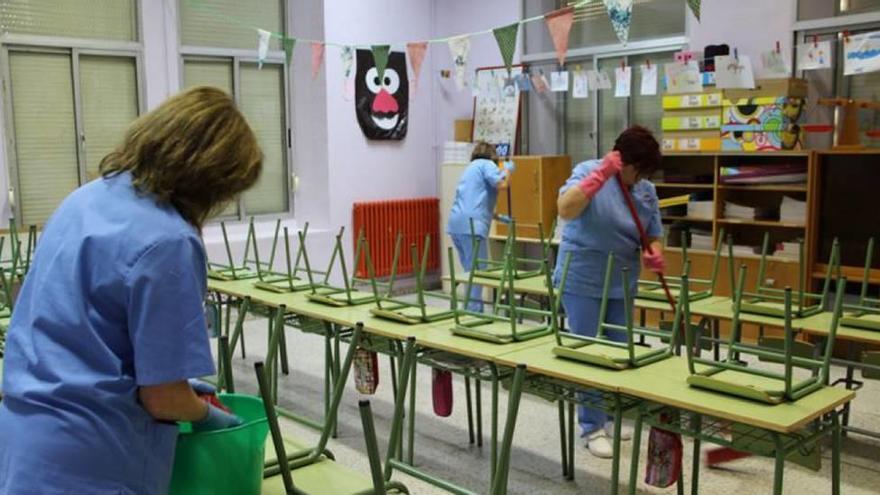 Tres trabajadoras de una empresa de limpieza en una clase en una imagen de archivo.