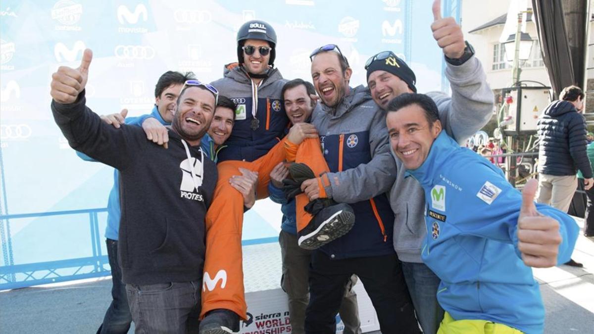 Israel Planas, el primero por la izquierda, celebrando la plata de Lucas Eguibar