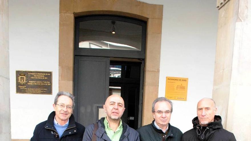 Por la izquierda, Alfonso García, Luis Canga, Ismael Nava y Samuel Fernández, antes de presentar el escrito en el Ayuntamiento.