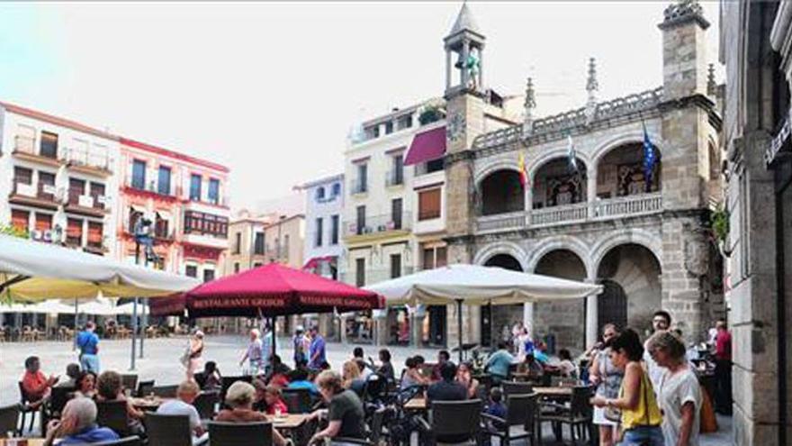 La presencia de gente pidiendo en la plaza Mayor se ha reducido