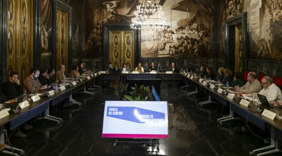 Primera sesión de constitución de la Taula de Ciutat del Sensellarisme en Barcelona.