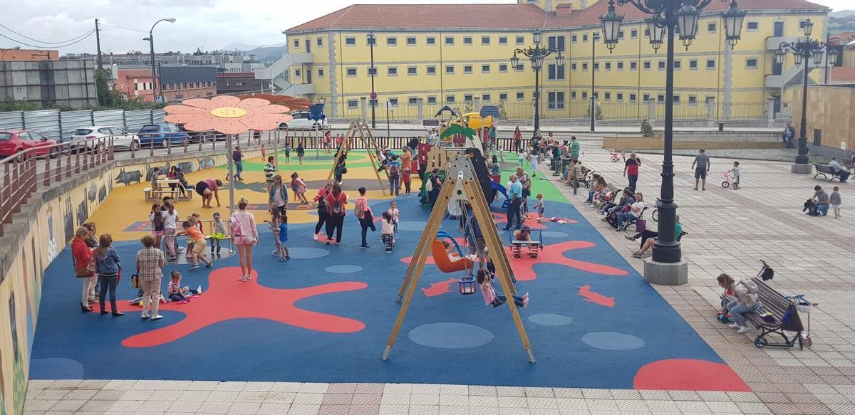 Niños en el parque infantil de Ciudad Naranco.