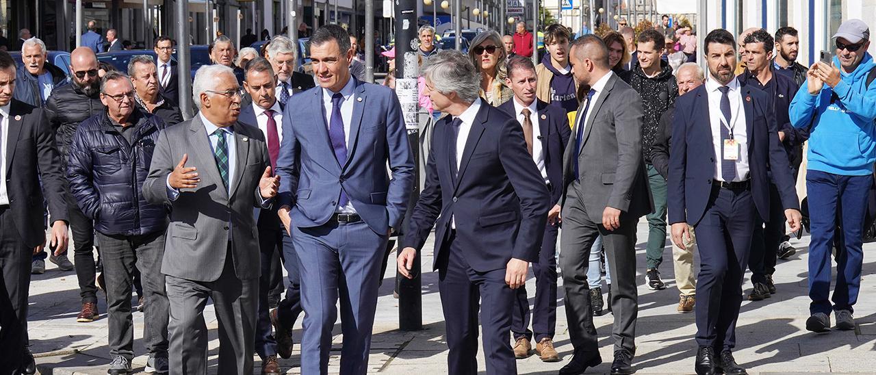 Antonio Costa e Pedro Sánchez, no centro, durante o seu encontro en Viana.