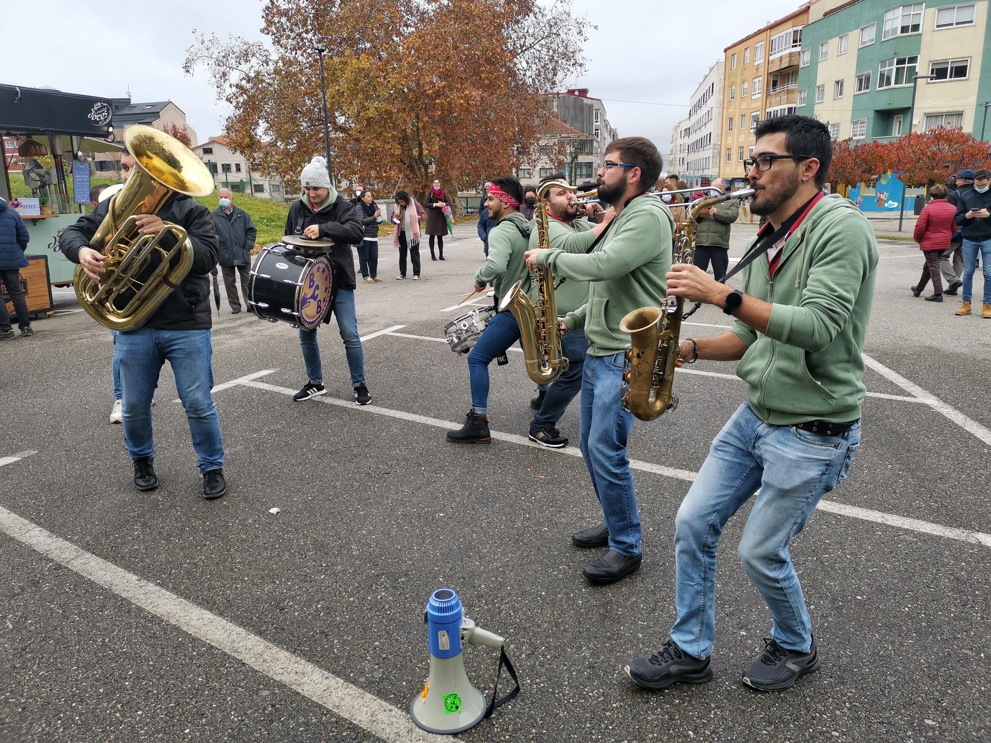 Un momento de la actuación de la charanga BCB en el entorno del mercado.