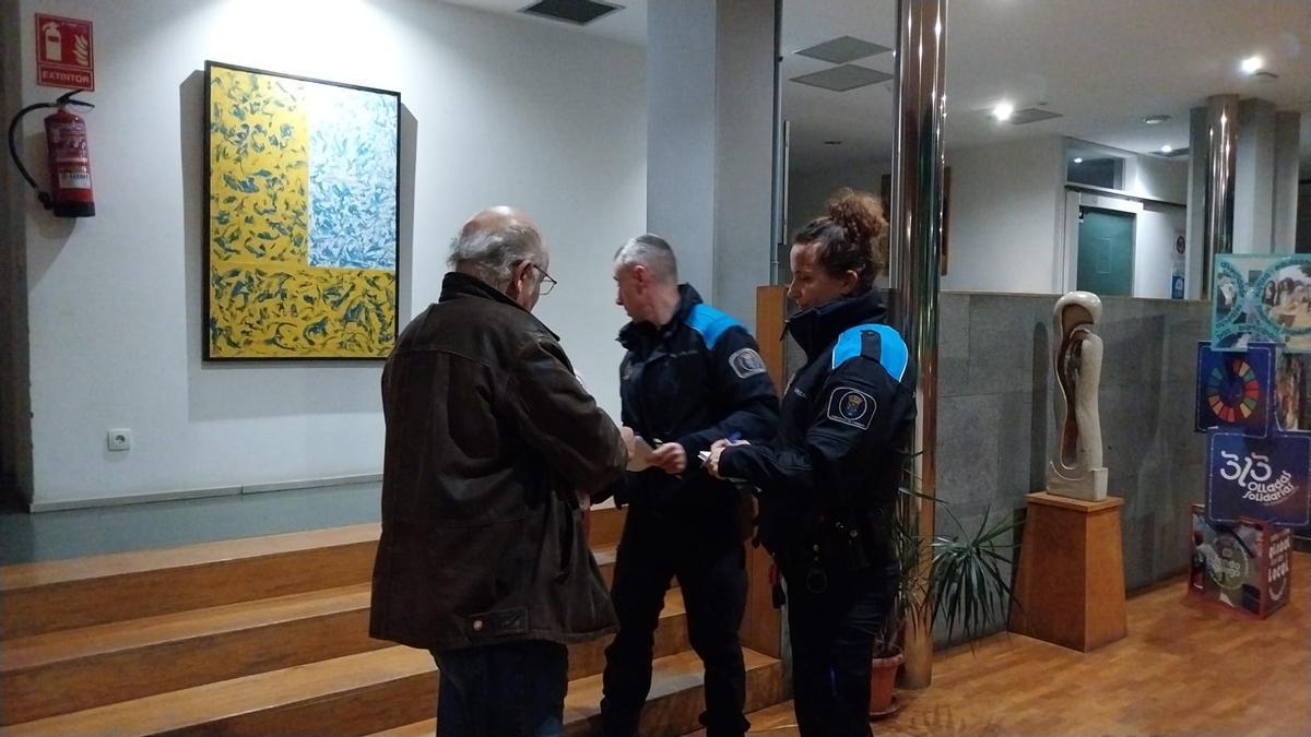 La Policía Local identifica, ya fuera del salón de plenos, al vecino que repartió un folleto en el que al final llamaba "inútiles" a Araceli Gestido y a Sagrario Martínez.
