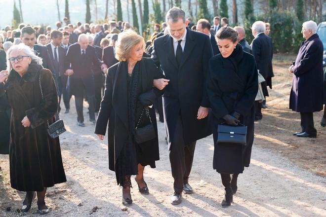 El rey Felipe VI y la reina Letizia arropan a la reina Sofía en el entierro de su hermano Constantino de Grecia