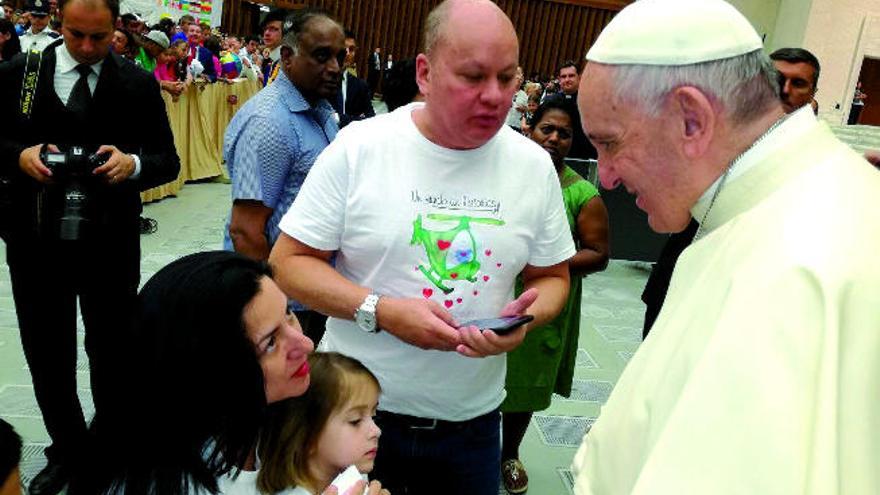 En la imagen, el Papa dialoga con una de las familias.