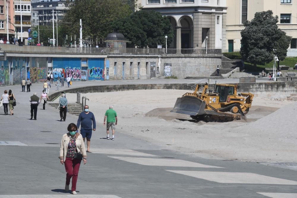 Arrancan los trabajos para eliminar la barrera de contención que protege al paseo marítimo de los fuertes temporales de invierno.