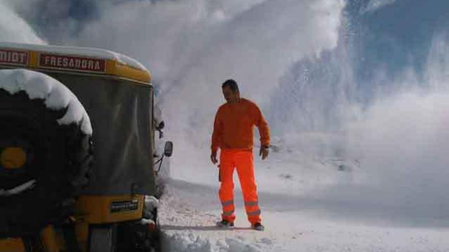 Operarios tratan de despejar una carretera en la que se acumula más de un metro de nieve.