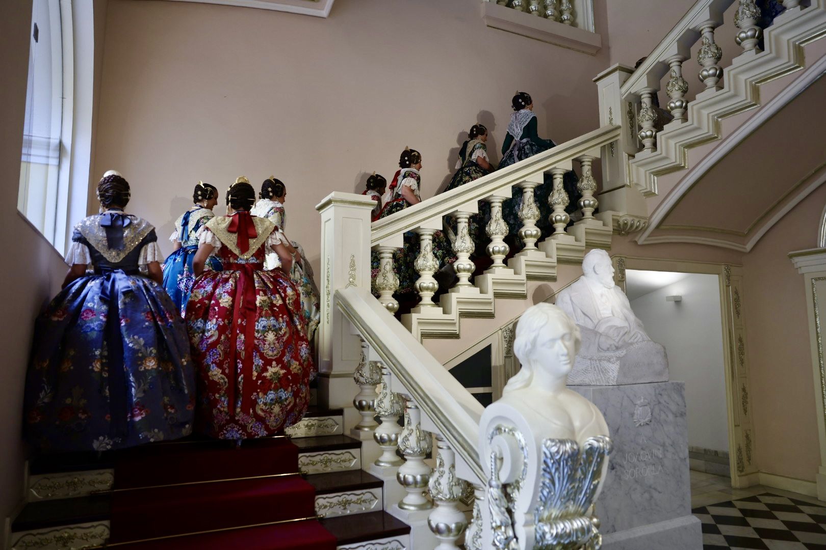 Baño de multitudes de las candidatas a Fallera Mayor de València 2025