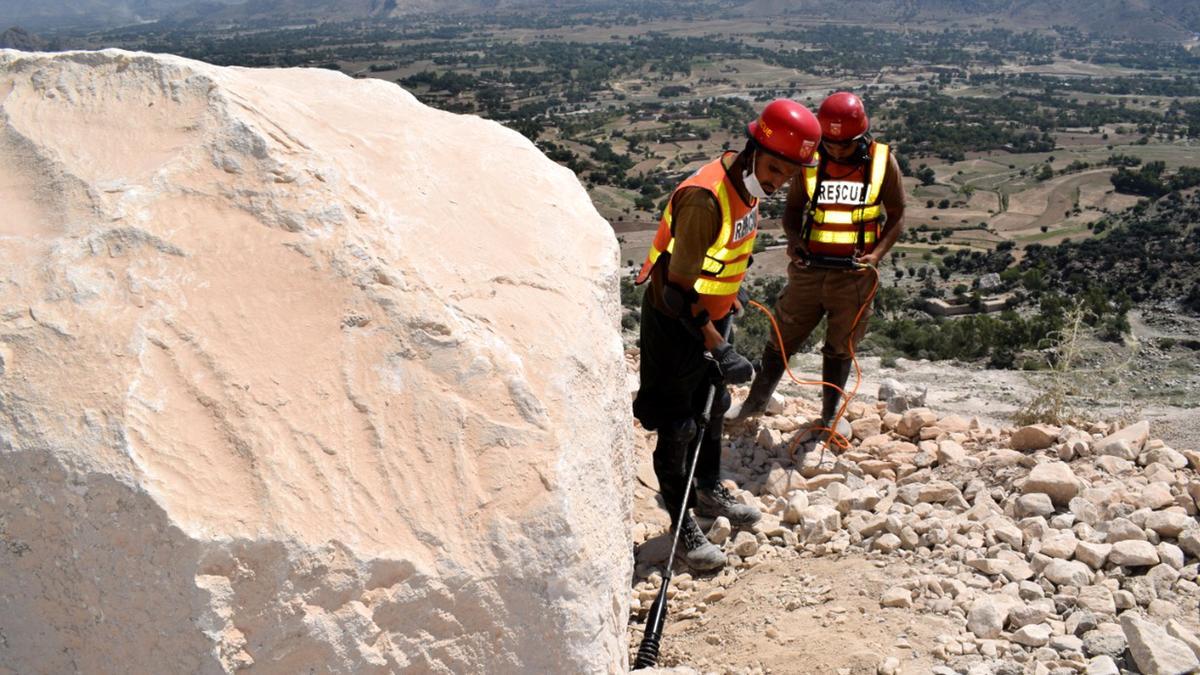 Imagen de archivo de un equipo de rescate tras un derrumbe en una mina en Pakistán.