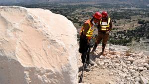 Archivo - Imagen de archivo de un equipo de rescate tras un derrumbe en una mina en Pakistán