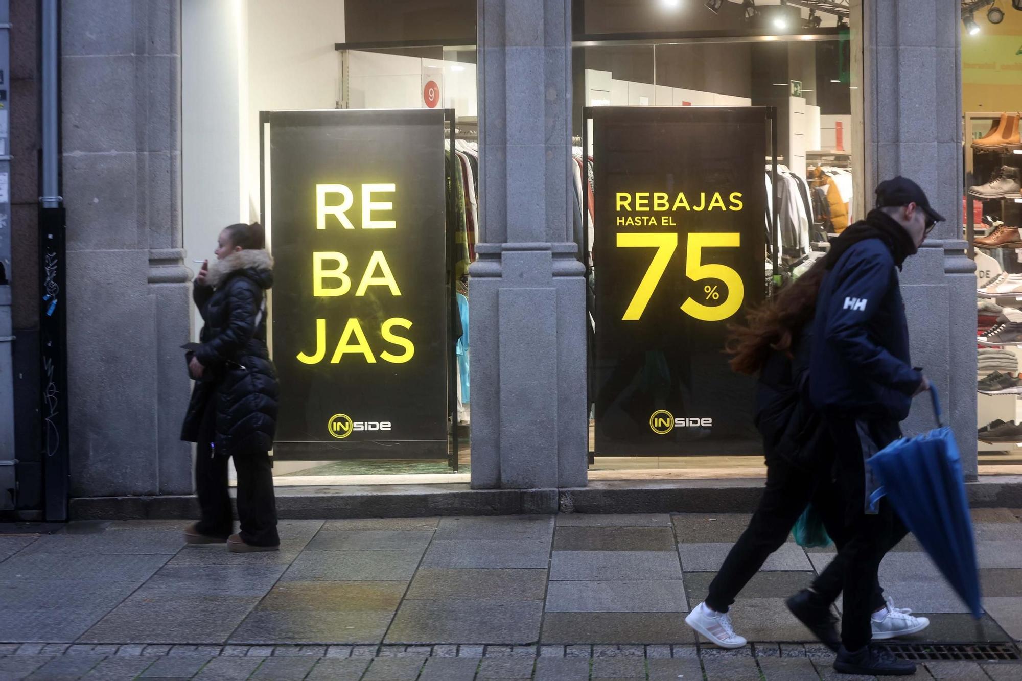 Las calles de Vilagarcía durante las rebajas de enero.