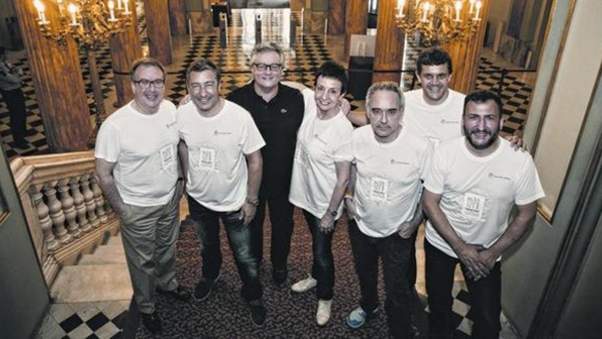 De izquierda a derecha, Josep Cuní, Joan Roca, Christian Escribà, Carme Ruscalleda, Ferran Adrià, Lluís Prats (Casal dels Infants) y Toni Soler (Minoria Absoluta).