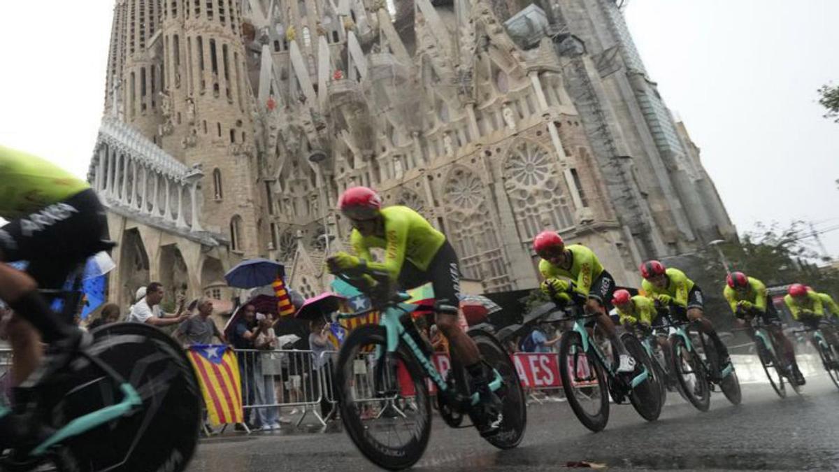 Els corredors de l’Arkea–Samsic, al seu pas per la Sagrada Família durant la crono en la primera etapa de la Vuelta a Espanya, l’agost del 2023. | ALEJANDRO GARCÍA / EFE Els corredors de l’Arkea–Samsic, al seu pas per la Sagrada Família durant la crono en la primera etapa de la Vuelta a Espanya, l’agost del 2023. | ALEJANDRO GARCÍA / EFE