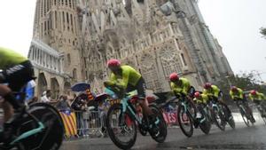 Els corredors de l’Arkea–Samsic, al seu pas per la Sagrada Família durant la crono en la primera etapa de la Vuelta a Espanya, l’agost del 2023. | ALEJANDRO GARCÍA / EFE