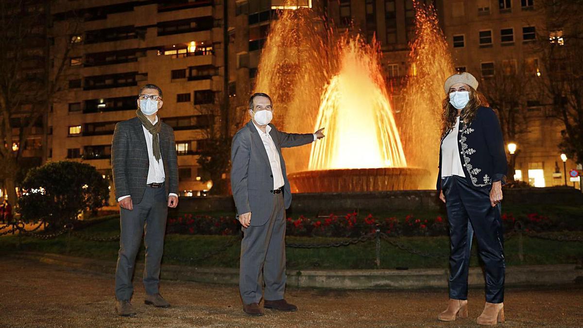 Rivas, Caballero y Silva, ayer por la tarde, ante la fuente de Praza de Compostela. |   // R. GROBAS