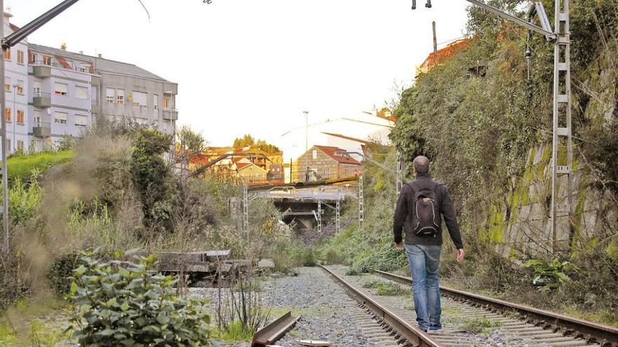 Antiguo trazado del ferrocarril por Chapela, en el que se plantea su transformación en una vía verde. // Faro