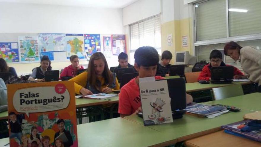 Alumnos de portugués de 2º de ESO, durante una clase, ayer, en el instituto María Soliño de Cangas.  // Fran G. Sas