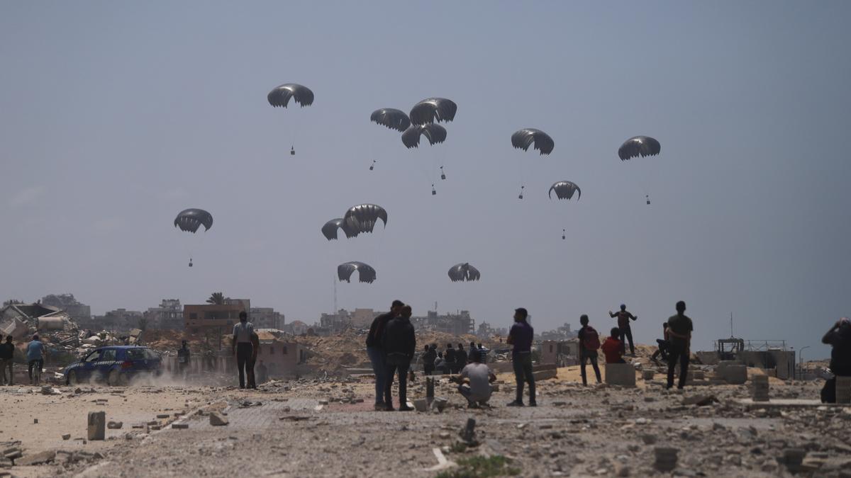 Lanzamiento de ayuda humanitaria sobre la Franja de Gaza con paracaídas.