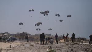 Lanzamiento de ayuda humanitaria sobre la Franja de Gaza con paracaídas