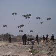 Lanzamiento de ayuda humanitaria sobre la Franja de Gaza con paracaídas