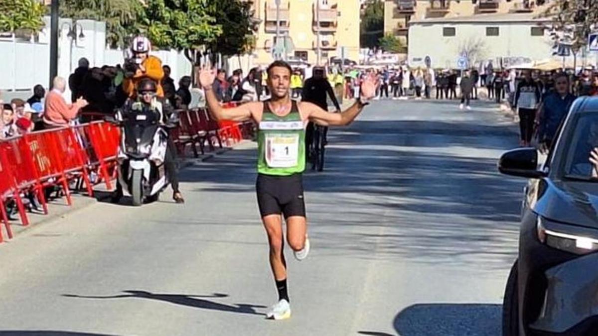 Juan Ignacio Grondona entra vencedor en la meta de Puente Genil.