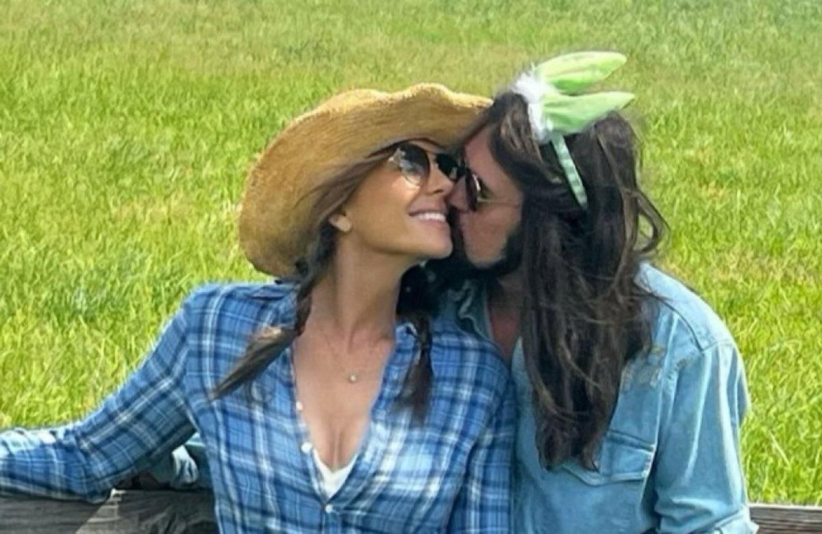 Billy Ray Cirus y ELizabeth Hurley haciendo su anuncio oficial como pareja en Pascua